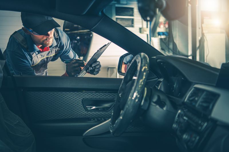 Auto glass technician at work near Phoenix